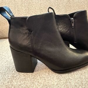 Vionic Black Leather Ankle Booties
